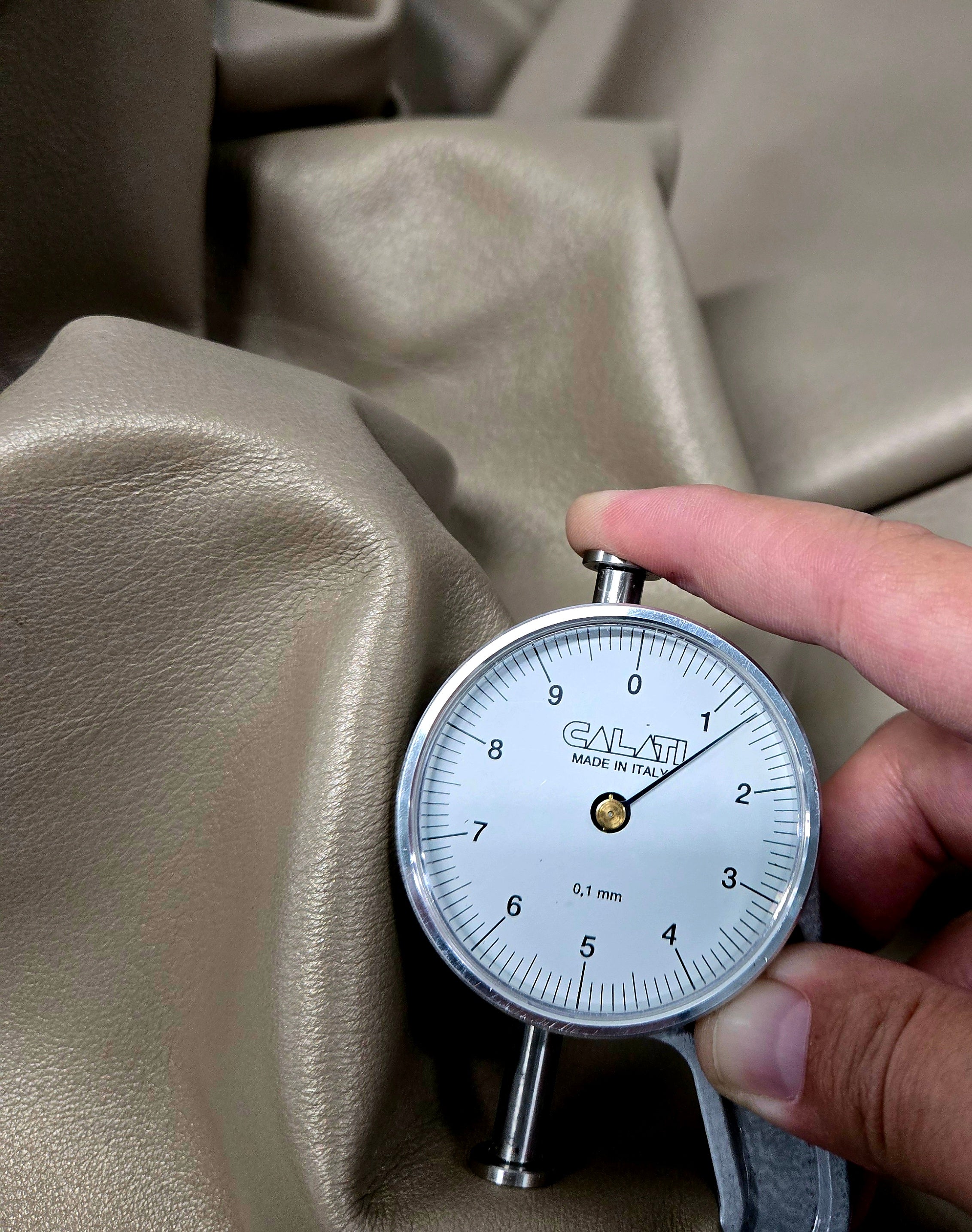 Pearlescent Taupe 3 Oz Leather Hide